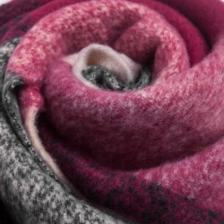 Wholesale manufacturer of new autumn and winter checkered scarves, shawls and scarves with coarse sand rings, tassels and large horizontal stripes for Europe and America