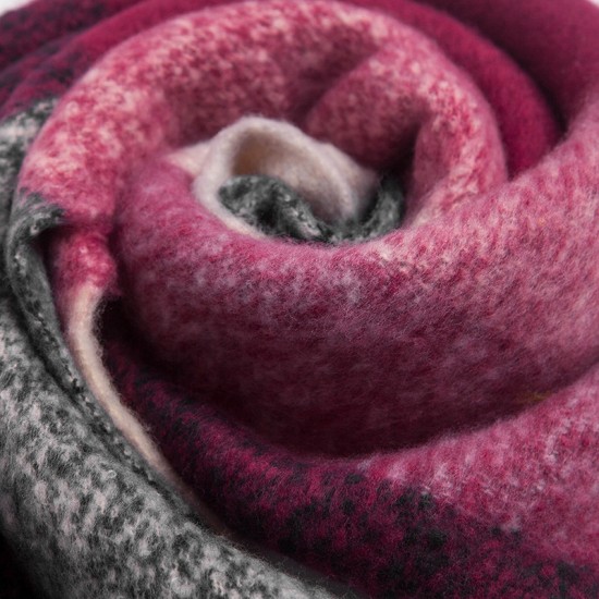 Wholesale manufacturer of new autumn and winter checkered scarves, shawls and scarves with coarse sand rings, tassels and large horizontal stripes for Europe and America Wholesale manufacturer of new autumn and winter checkered scarves, shawls and scarves with coarse sand rings, tassels and large horizontal stripes for Europe and America