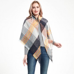 A manufacturer of cross-border best-selling European and American loop yarn, fringed, checkered, spring, autumn and winter triangular women's shawls and scarves