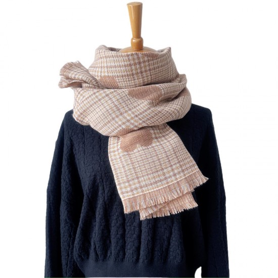 Wholesale and in-stock manufacturer of new autumn and winter women's fine checkered large heart-shaped scarves and shawls for foreign trade in Japan and South Korea Wholesale and in-stock manufacturer of new autumn and winter women's fine checkered large heart-shaped scarves and shawls for foreign trade in Japan and South Korea